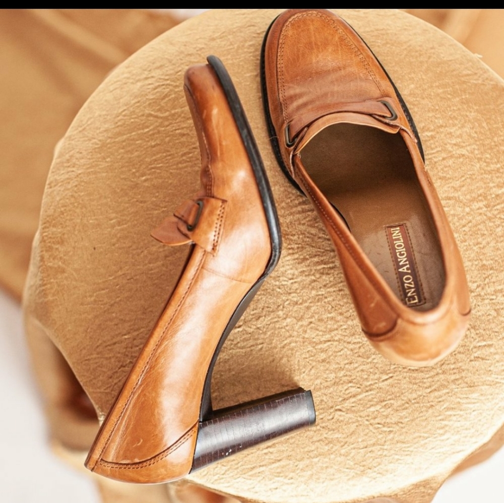 Size 6 brown leather heels shoes